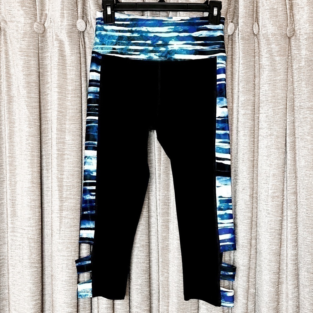 NWT Marika Capri Length Blue Print Waist & Side Cut Out Active Legging Small